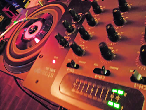 Analoges DJing: Set mit Stanton Mixer und Technics 1210er Turntables